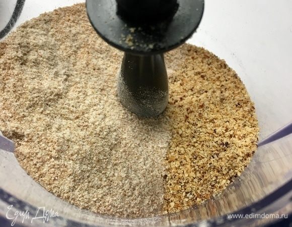 Приготовления начнем с выпекания мини-тартов. Соответственно, сперва займемся тестом. Отмерить и соединить спельтовую и фундучную муку. Фундучную муку можно заменить на миндальную или любую другую ореховую муку. Сюда же щепотка соли.