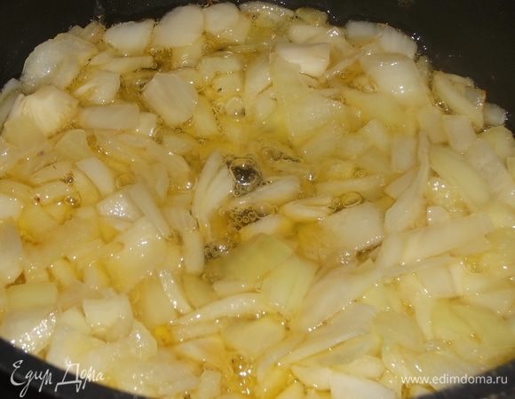 На масле припустить лук до изменения цвета.