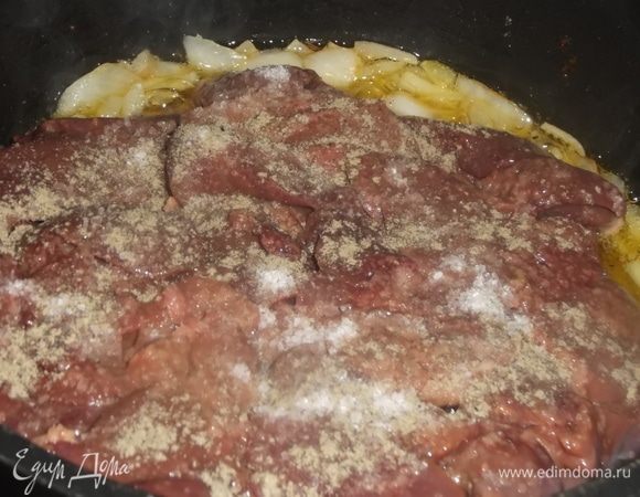 Нарезать куриную печень и добавить к луку. Посолить, поперчить. Перемешать.