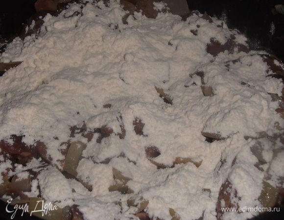 Посыпать сверху мукой. Перемешать.