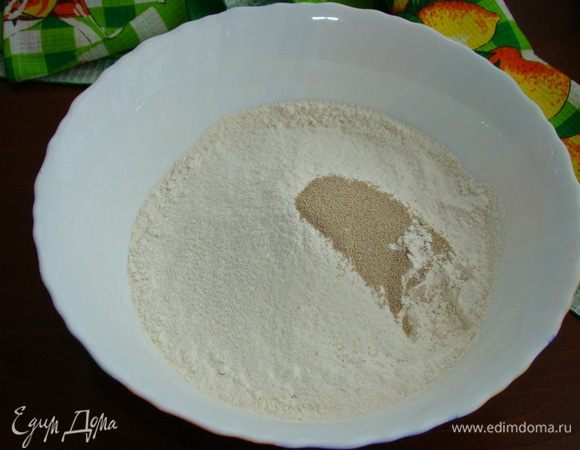 В миску просеять муку, добавить дрожжи и перемешать.