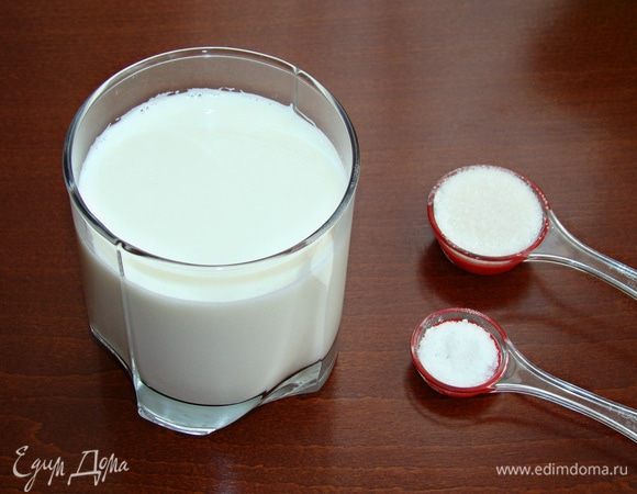 В теплое молоко всыпать соль и сахар и все размешать.