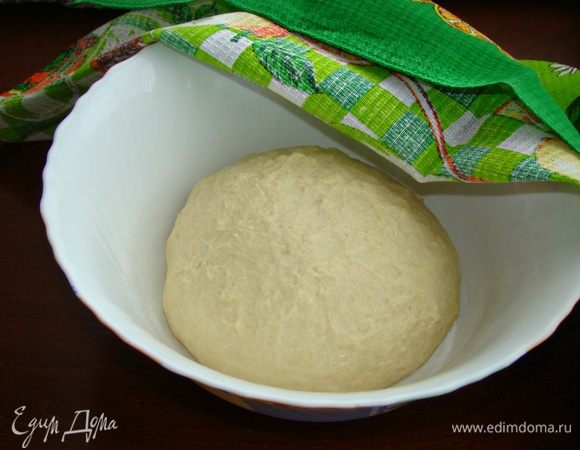 Замесить тесто. Накрыть салфеткой и поставить миску в теплое место на 1–1,5 часа.