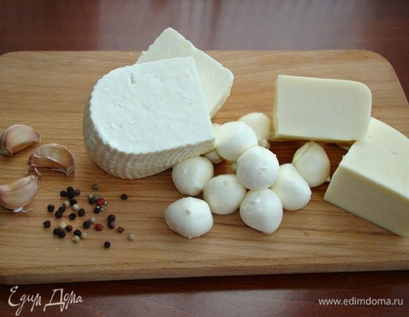 Пока тесто подходит, приготовим сырную начинку. Для этого натереть на крупной терке адыгейский сыр, сулугуни и моцареллу (можно взять любые другие сыры), перемешать и посолить по вкусу, если это необходимо. Добавить зелень (по желанию).