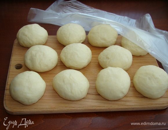 Тесто разделить на равные 10–11 кусочков, скатать в шарики и накрыть пленкой, чтобы не обветривались.