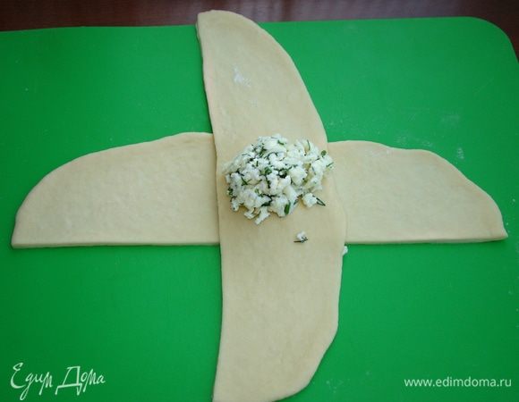 Накрыть другой половинкой перпендикулярно и в серединку опять положить начинку.