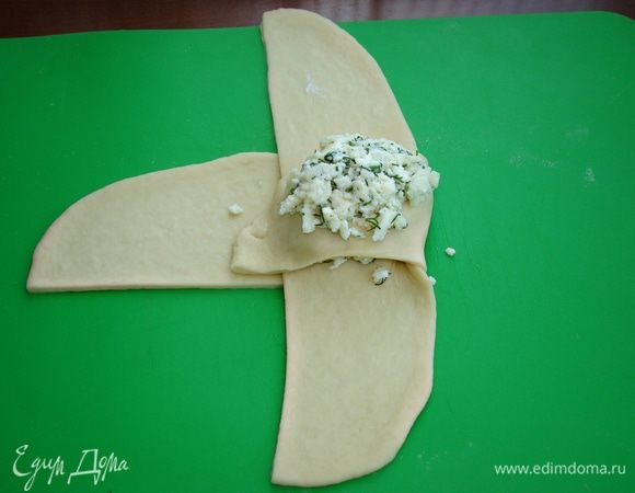 Накрыть начинку одним краем и снова положить начинку.