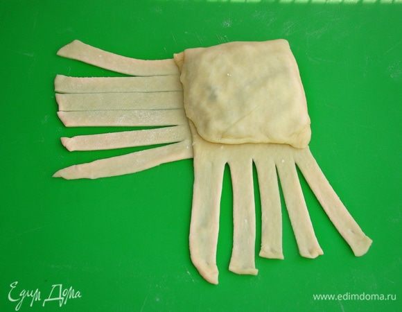 Оставшиеся свободные два края разрезать на полоски.