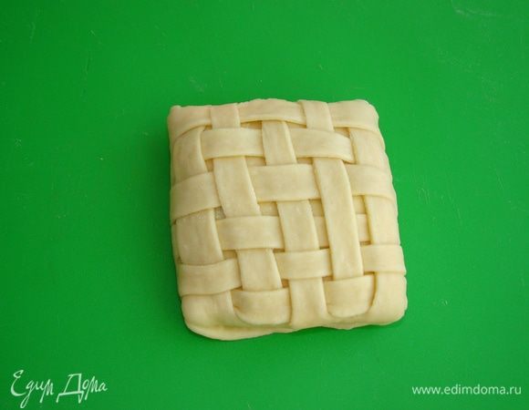 Таким образом сформировать все кусочки теста. Уложить на противень и оставить для расстойки минут на 15–20. Смазать яйцом и выпечь в разогретой до 180°C духовке до румяного цвета, минут 15–20.