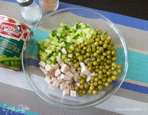 Нарезать свежий огурец и куриную грудку кубиком, примерно размером с горошину. И горошка, и курятины, и огурца должно быть примерно одинаковое количество.