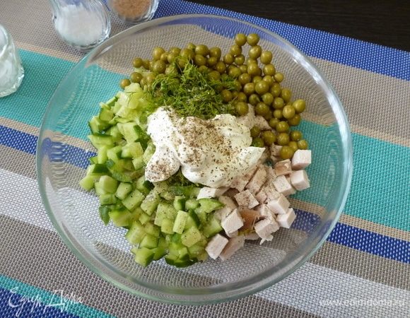 Нарубить укроп. Заправить сметаной. Жирность сметаны зависит от вашего вкуса. С более низким содержанием жира сметана жидкая, что не влияет на вкус, но влияет на вид блюда. Приправить солью и перцем по вкусу. Готово!