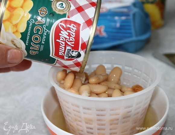 С фасоли слейте соус, он не пригодится.