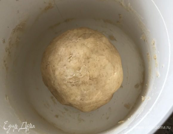 Сначала займемся основой, вам не обязательно готовить ее самостоятельно, вполне можно обойтись и просто перемолотым в крошку печеньем с добавлением масла. Сегодня я решила сделать основу самостоятельно. Для этого взбиваем масло (комнатной температуры) с сахаром, добавляем желток, затем муку. Замешиваем тесто. Скатав его в шар, заворачиваем в пленку и убираем в холодильник минут на 30.