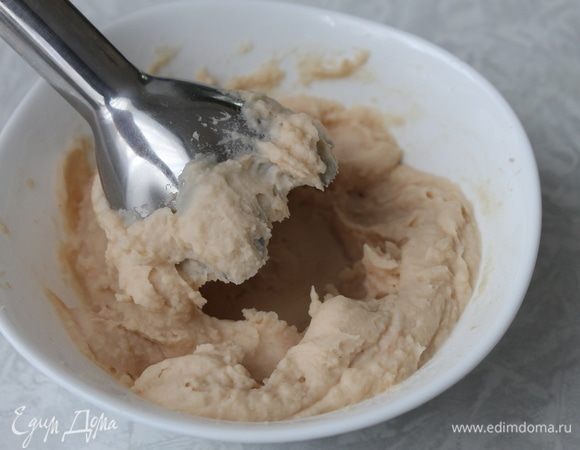 Используя блендер, превратите фасоль в однородное пюре. У меня получилось 200 граммов готового фасолевого пюре.