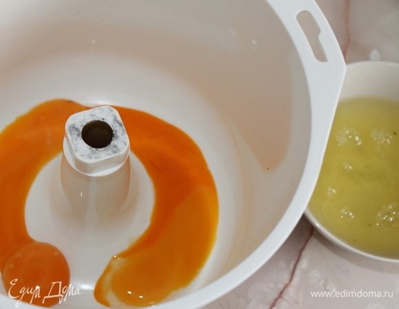 Готовим бисквит. Желтки отделите от белков. К желткам добавьте сахар и взбейте до пышной массы.