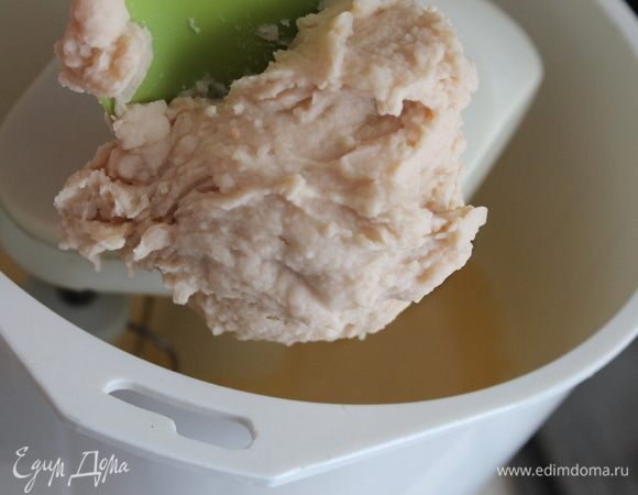 Во взбитые желтки добавьте фасолевое пюре и продожайте взбивать до пышной массы.