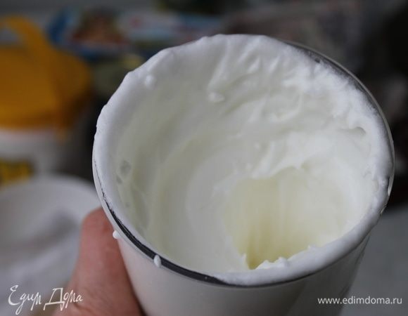 Белки взбейте со щепоткой соли до устойчивых пиков, но не перебейте, чтобы они не получились слишком сухие.