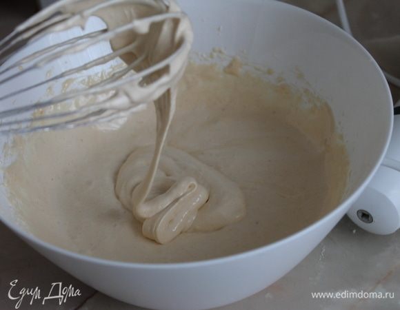 Вок так выглядит взбитая желтково-фасолевая масса. Она лентой стекает с венчика, но при этом очень нежная и воздушная.