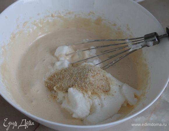 Добавляем частями в бисквитное тесто белки и сухари, аккуратно вмешивая их венчиком или спатулой снизу вверх. Я заменила 2 ст. ложки сухарей на миндальную муку. Можно просто добавить 5 ложек сухарей.