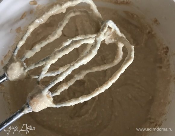 Займемся начинкой. Взбить (можно протереть через сито) творог, добавить к нему вареное сгущенное молоко и 300 мл кокосового молока. Все взбить. В конце добавить кокосовую стружку, оставив немного для посыпки. Желатин замочить в воде с остатками кокосового молока. Я еще добавила туда 1 чайную ложку сока лайма (это по желанию).