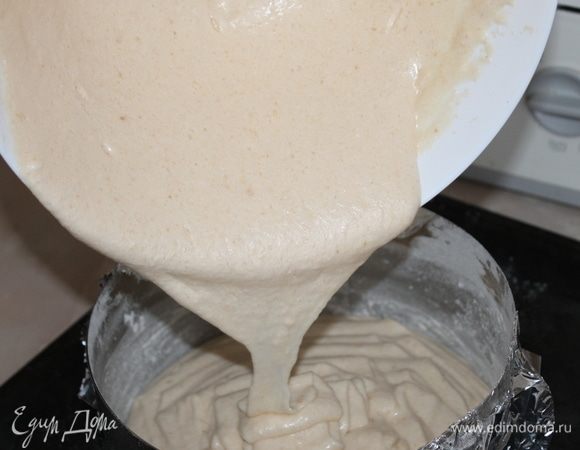 Форму для выпечки смажьте тонким слоем сливочного масла и посыпьте мукой, излишки муки удалите. Заполните форму (20 см) тестом и отправьте в горячую духовку выпекаться при температуре 160°C до сухой шпажки.