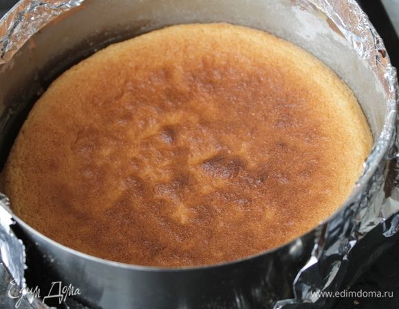 Мой бисквит выпекся за 25 минут, но вы ориентируйтесь на свою духовку.