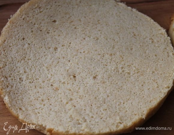 Остывший на решетке бисквит разрежьте на 2 коржа. Бисквит получается очень нежный и может легко разломиться, поэтому работайте очень бережно.