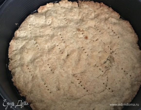 Ставим тесто выпекаться в заранее разогретую до 180°C духовку, на 15–20 минут. Я выпекала без груза, просто проколола вилкой тесто.