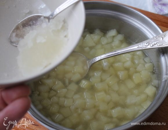 Кубики ананасов переложите в сотейник, добавьте 100 мл ананасового сиропа и доведите до кипения. К ананасам влейте 1 ч. л. разведенного крахмала и, помешивая, загустите сироп. Снимите с плиты ананасы, дайте немного остыть и потом добавьте желатин. Перемешайте, чтобы желатин растворился, и оставьте на столе остывать.