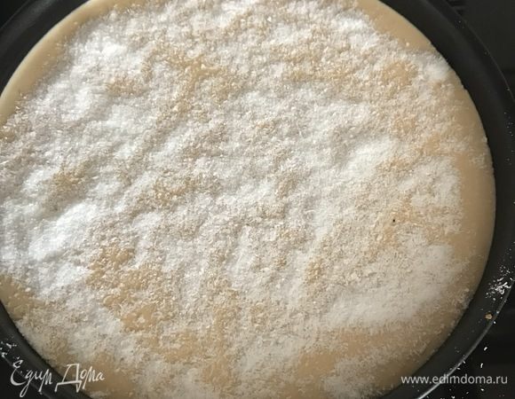 Смешать творожную массу с разогретым до 60°C замоченным желатином, хорошо перемешать. Полученную массу вылить в форму, сверху посыпать кокосовой стружкой и поставить в холодильник, желательно на ночь.