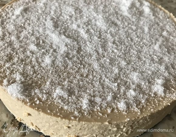 Отделяем ножом чизкейк от формы и снимаем ее.