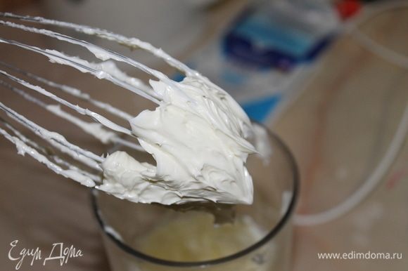Готовим крем. Масло комнатной температуры взбейте с творожным сыром до пышной белой массы.
