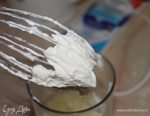 Готовим крем. Масло комнатной температуры взбейте с творожным сыром до пышной белой массы.