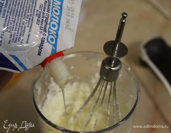 Добавляем в крем сгущенное молоко и взбиваем еще раз до воздушной нежной кремовой массы.