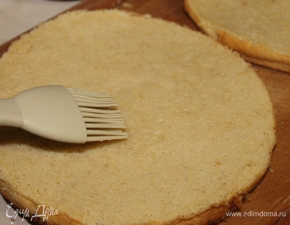 Пропитайте коржи ананасовым сиропом. Можно к сиропу добавить лимонный сок.