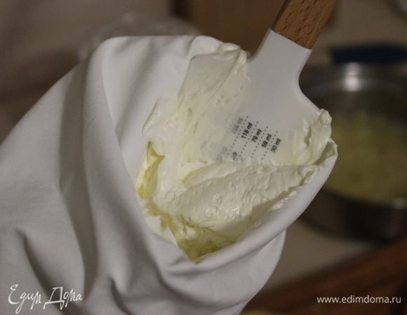 Крем переложите в кондитерский мешок.