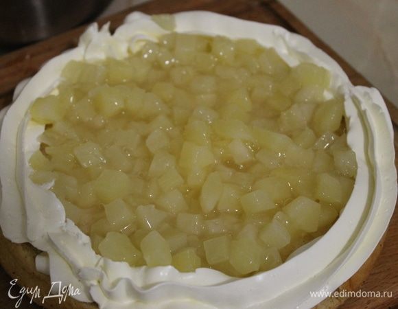 По краю коржа сделайте кремовый бортик, а в середину выложите анансовое желе.