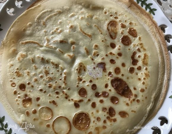 Замешиваем тесто для блинов: взбить яйца с сахаром (можно положить больше, кто любит послаще), солью, кефиром, мукой (ложки с горкой). Добавляем подсолнечное масло (сковороду я потом ничем не смазываю).