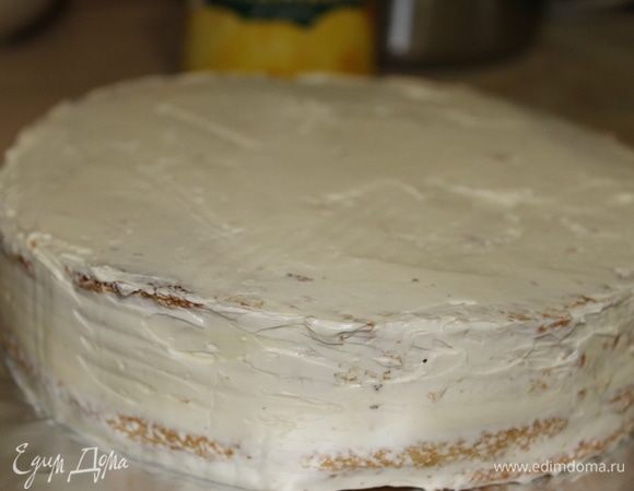 Положите второй корж и нанесите ровный слой крема со всех сторон, разровняйте его.