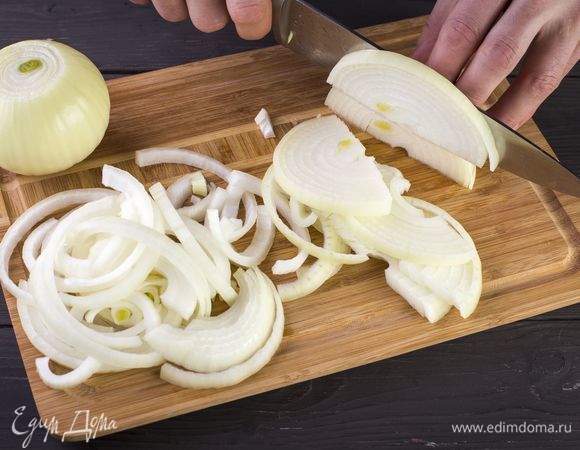 Порубите лук крупными полукольцами.