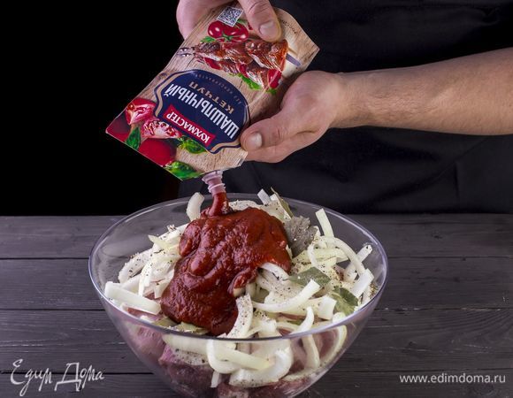 Залейте шашлычным кетчупом «Кухмастер», хорошо перемешайте все руками. Накройте миску пищевой пленкой и поставьте в холодильник на всю ночь.