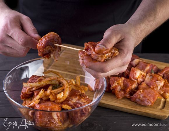 Маринованные куски свинины насадите на деревянные шпажки или шампуры и пожарьте на сковороде-гриль или мангале.