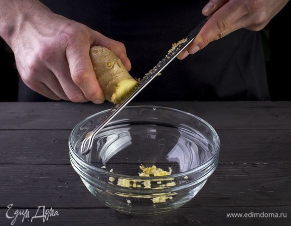 Пропустите через пресс чеснок. Натрите на мелкой терке корень имбиря.