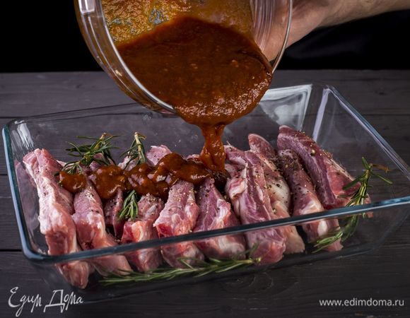 Сложите ребра в форму, залейте маринадом, хорошо перемешайте. В таком виде оставьте их в холодильнике на 2–3 часа.