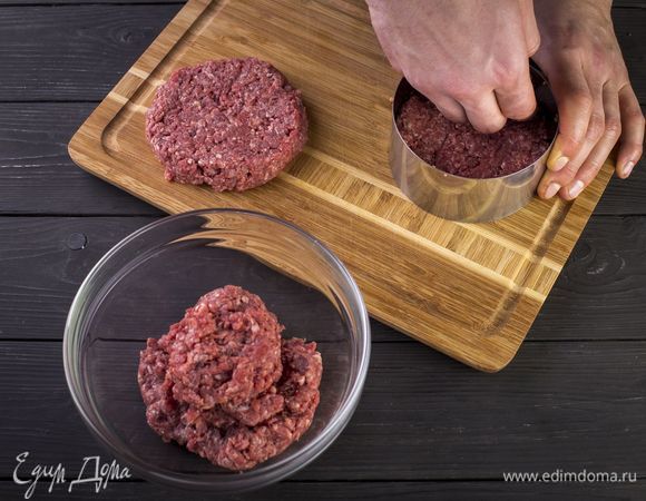 Хорошо вымешайте фарш, сделайте 5 тонких котлет.