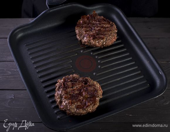 Обжарьте в сковороде-гриль до золотистой корочки.