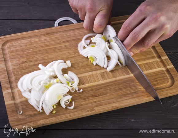 Порубите полукольцами луковицу.