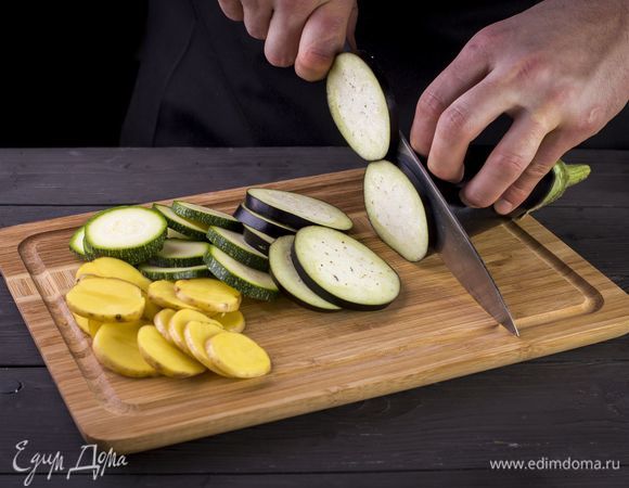 Нарежьте картофель, баклажан и цукини кружочками.