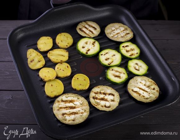 Смажьте растительном маслом и обжарьте на сковороде-гриль.