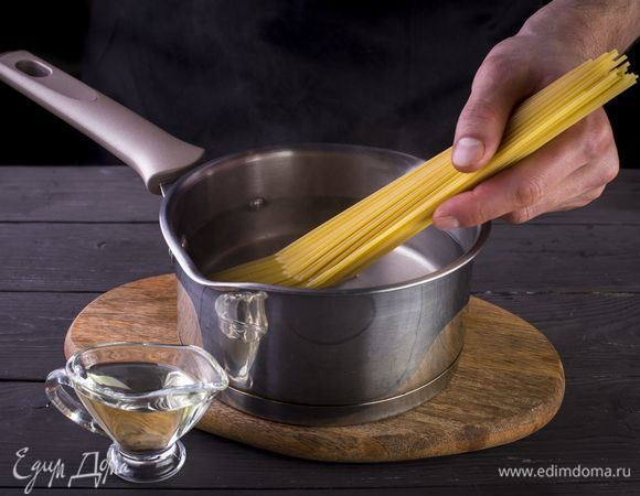 Сварите спагетти в подсоленной воде с добавлением растительного масла, откиньте на дуршлаг, сбрызните маслом.